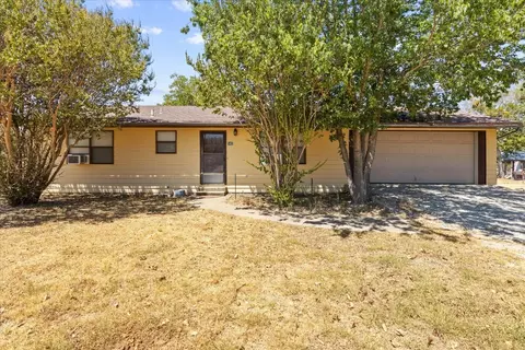 140 S Comanche Dr, De Leon, TX 76444