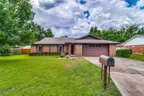 2006 Brentwood St, Gainesville, TX 76240