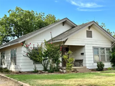 210 E Pierce St, Winters, TX 79567
