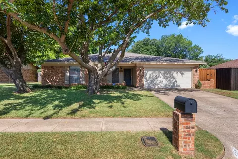 1209 Meadowview Dr, Euless, TX 76039 photo 2