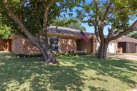 1209 Meadowview Dr, Euless, TX 76039 photo 3