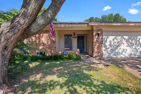 1209 Meadowview Dr, Euless, TX 76039 photo 4