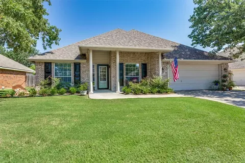 829 Evandale Rd, Burleson, TX 76028