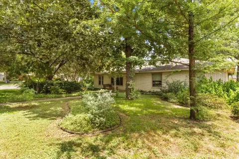 1219 Greenbriar Ln, Cleburne, TX 76033