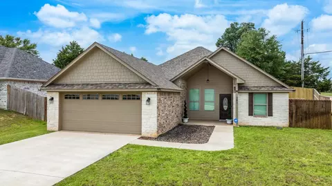 201 Meadow Ln, Lindale, TX 75771