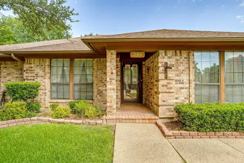 206 SW Rand Dr, Burleson, TX 76028