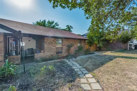 801 Red Bud Dr, Azle, TX 76020