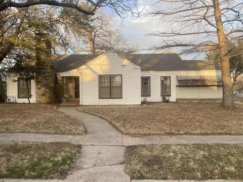 1005 E Tarrant St, Bowie, TX 76230