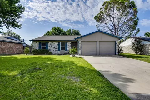 702 Meadowview Dr, Mansfield, TX 76063