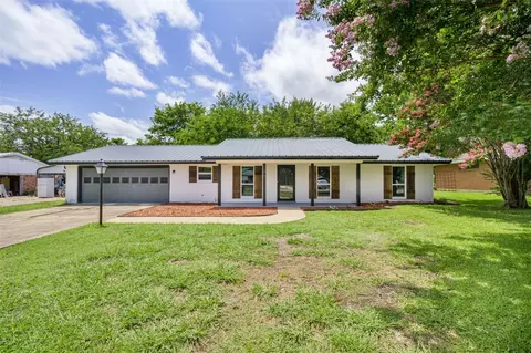 187 S 3rd St, Deport, TX 75435