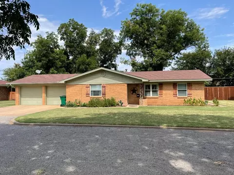 708 Stadium Dr, Seymour, TX 76380