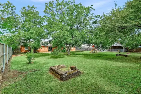 104 N Shaw St, Tom Bean, TX 75489