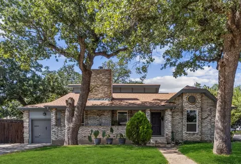 1323 Chamberlain St, Irving, TX 75060