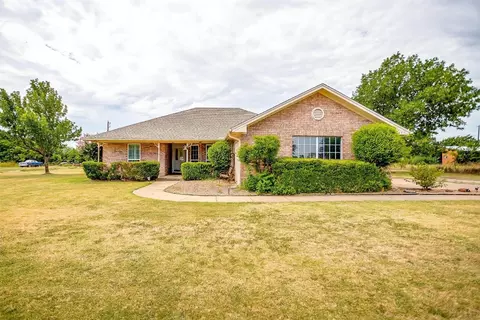 725 Ranch Rd, Saginaw, TX 76131