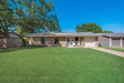 644 NW King St, Burleson, TX 76028