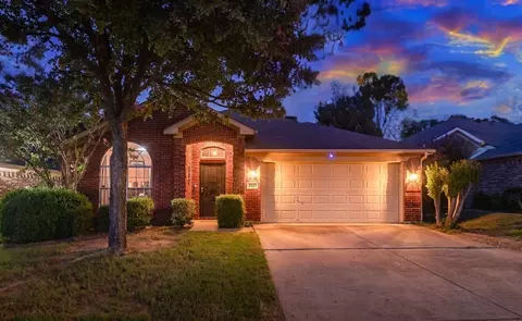 2021 Castleview Dr, Fort Worth, TX 76120