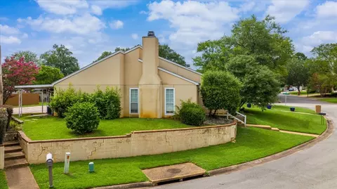 618 Kings Mountain Dr, Longview, TX 75601