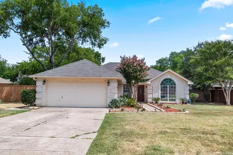 1328 Holly Hill Dr, Grand Prairie, TX 75052