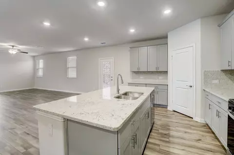 Kitchen - 2629 Acadia Dr, Corinth, TX 76210 photo 3 of 4