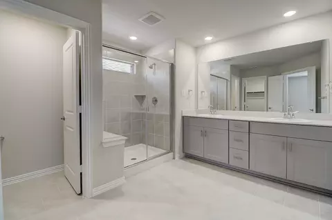 Bath - 2629 Acadia Dr, Corinth, TX 76210 photo 3 of 4