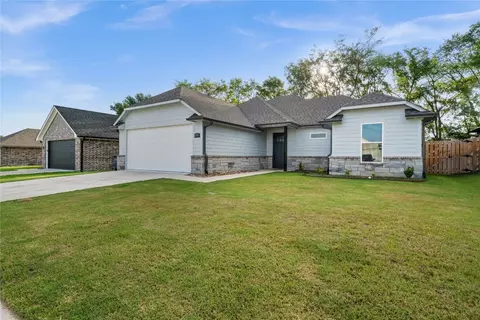 2105 Jason Dr, Whitehouse, TX 75791