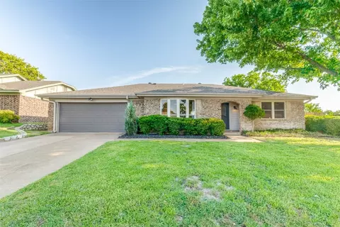717 Huntwich Dr, Bedford, TX 76021