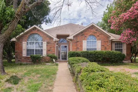 1211 White Ct, Cedar Hill, TX 75104