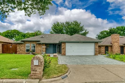 6205 Lotus Dr, Arlington, TX 76001