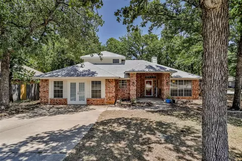 421 Meadowcrest Dr, Azle, TX 76020