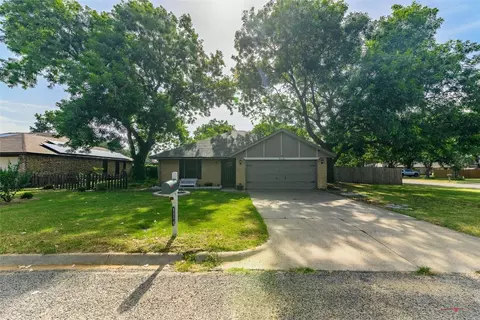 520 Casa Linda St, Joshua, TX 76058