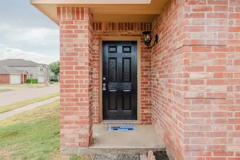 9216 Garden Springs Dr, Fort Worth, TX 76123