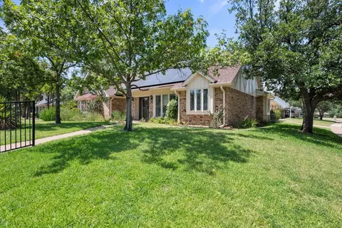 1614 Hilltop Ln, Pantego, TX 76013