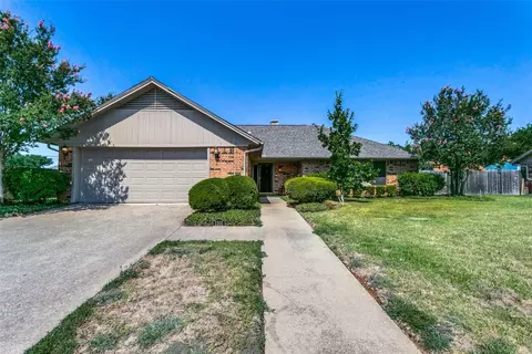 1101 Hillcrest Dr, Euless, TX 76039