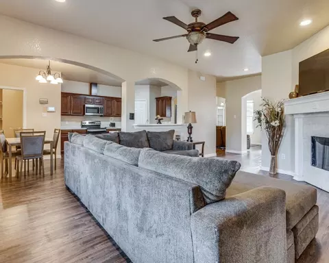 136 Clear Creek Dr, Red Oak, TX 75154