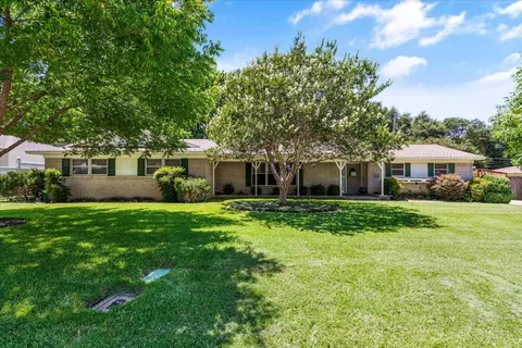 904 Walnut Dr, Arlington, TX 76012