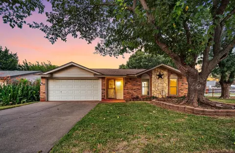 2715 Avonhill Dr, Arlington, TX 76015