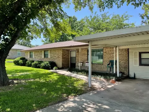 902 Zahara St, Bowie, TX 76230