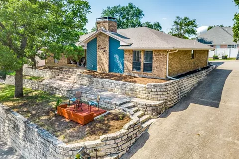 1009 Clear View Dr, Bedford, TX 76021