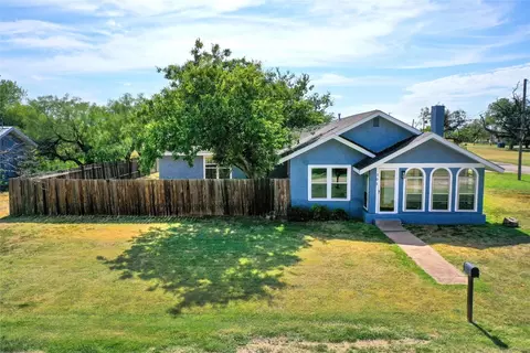 301 S Leavitt St, Weinert, TX 76388