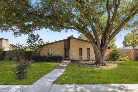 706 Woodlawn Ln, Grand Prairie, TX 75052