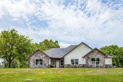 100 Sr Community Dr, Mount Pleasant, TX 75455