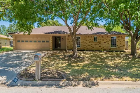 7004 Stoneridge Dr, North Richland Hills, TX 76182