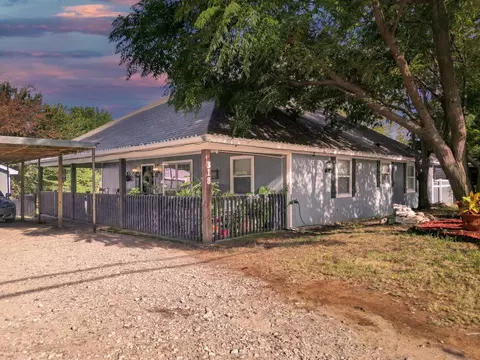 318 Center Ln, Fort Worth, TX 76140