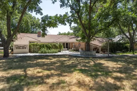 8906 Woodlawn Dr, Granbury, TX 76049