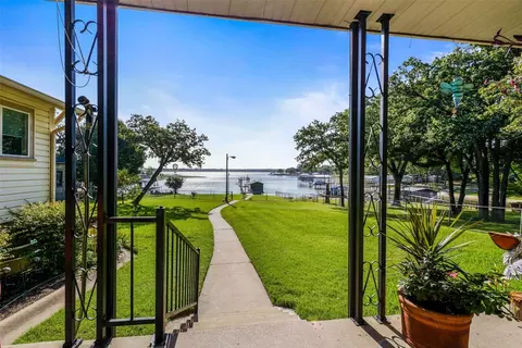 11868 Younger Ct, Azle, TX 76020