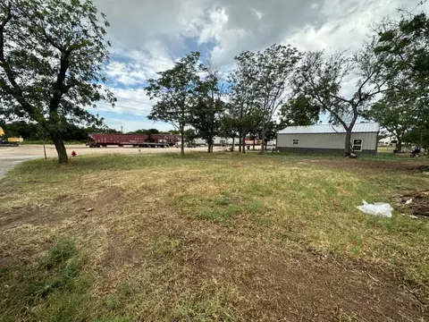 208 S Cole St, Comanche, TX 76442