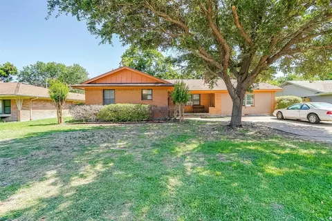 809 Danish Dr, Grand Prairie, TX 75050