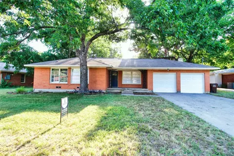2421 Robinwood Ln, Denton, TX 76209