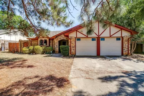 700 Huntwich Dr, Bedford, TX 76021