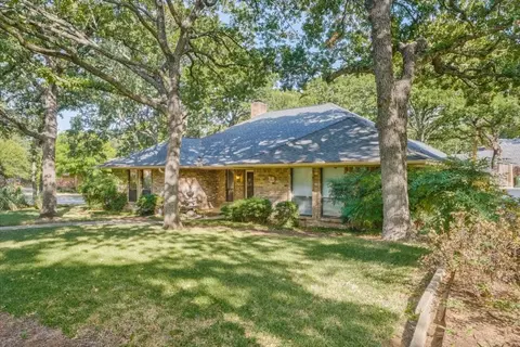 2021 Paddockview Dr, Arlington, TX 76017